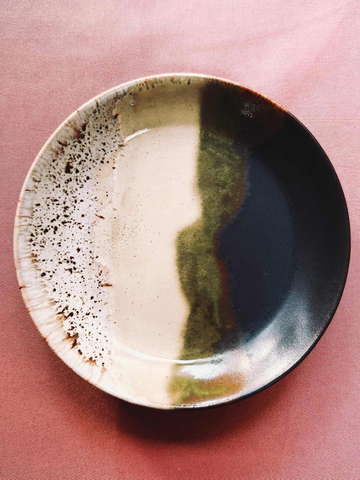Bord met gespikkeld crèmekleurig, groen en donkerblauw glazuur
