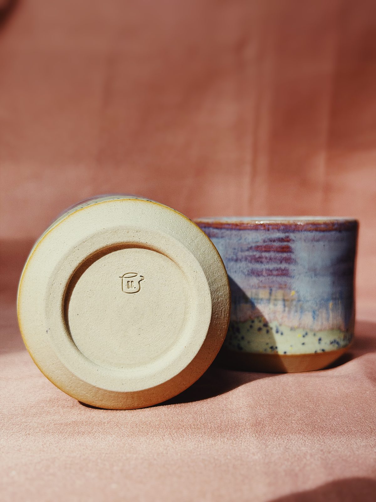 Onderkant van een kopje met het Studio Bb-stempel